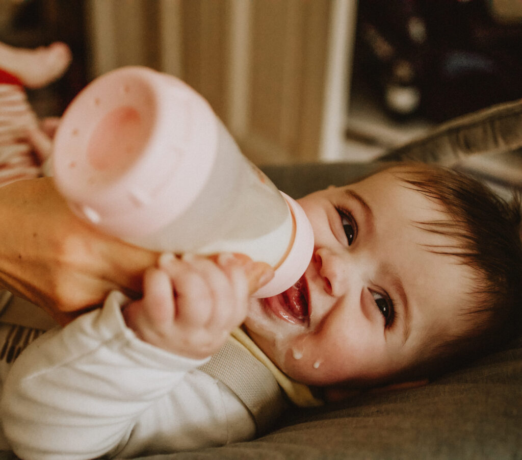 Baby, das Milch aus der Flasche trinkt.